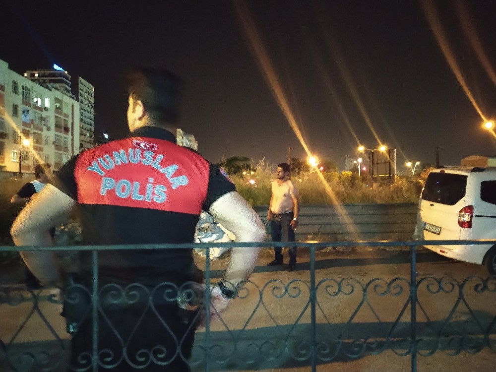 Psikolojik sıkıntıları olan şahıs bıçakla canını kıymak istedi, polis uzun uğraşları sonucu vazgeçirdi 