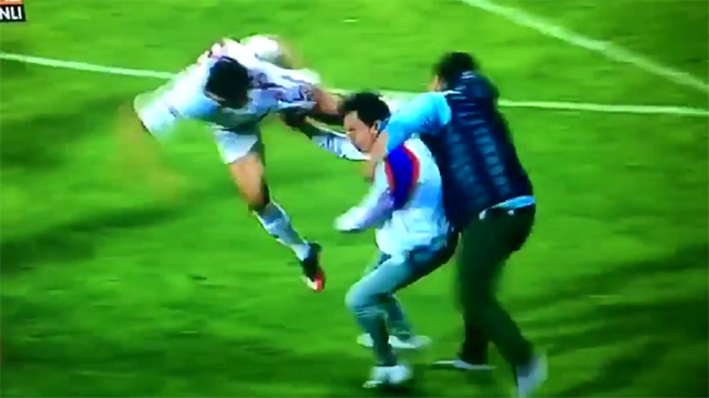 PTT 1.Lig'de taraftar hakeme, futbolcu taraftara saldırdı