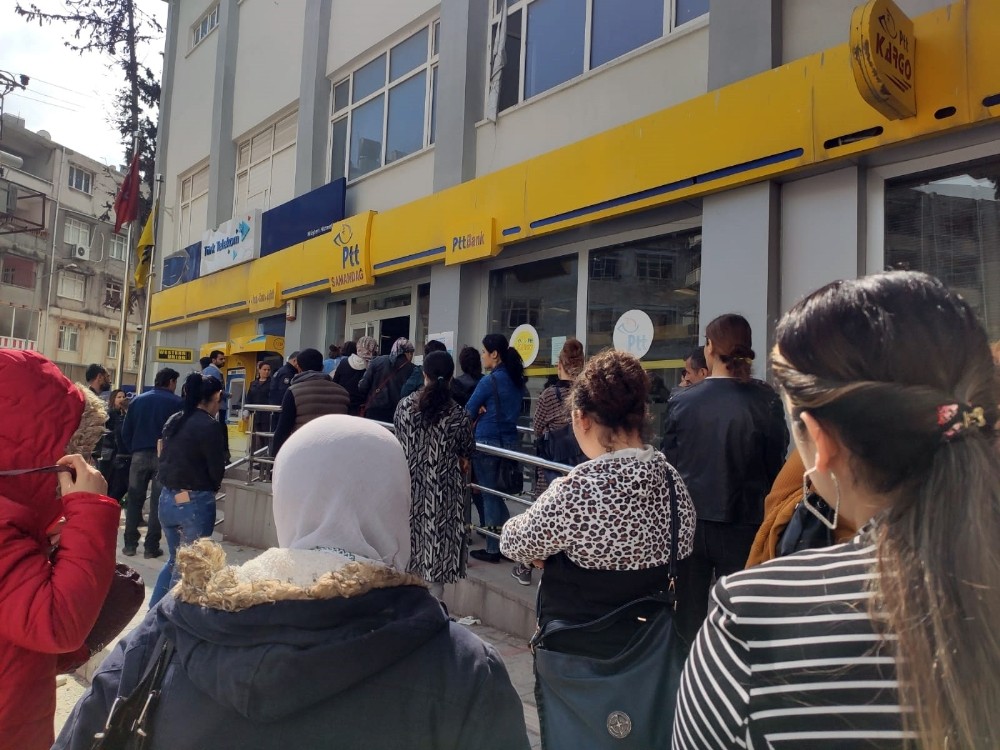 PTT önünde kadınların sıra tartışması 