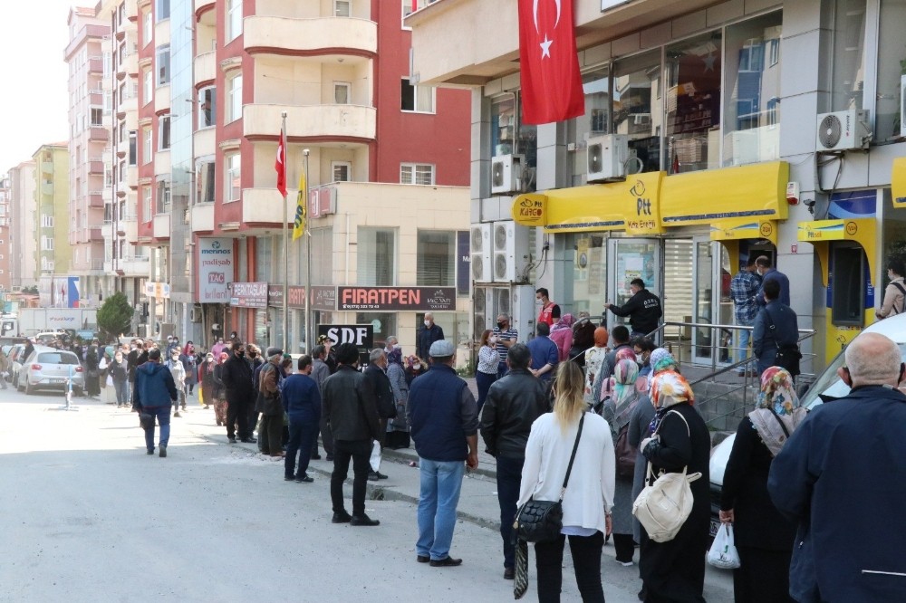 PTT önünde şifre kuyruğu 