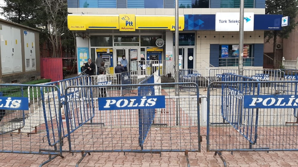 PTT şubelerinin önü boş kaldı 