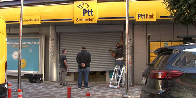 PTT şubesinin kapısı bozulunca olanlar oldu! Vatandaşlar sürünerek girip çıktı
