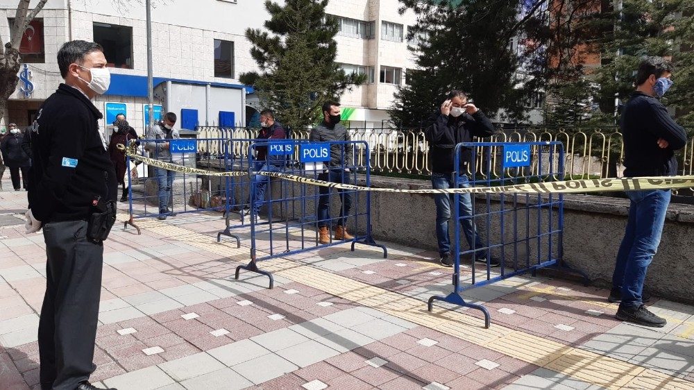 PTT ve kamu bankalarda sıra bekleyenlerin arasına bariyer konuldu 