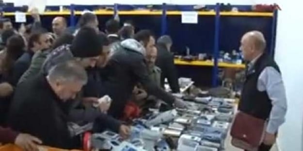 PTT'de 10 TL'lik akıllı telefon izdihamı!