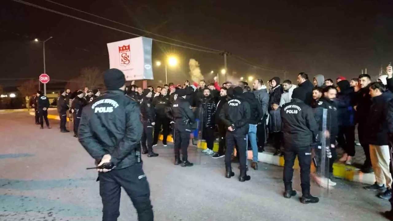 Puan kaybı sonrası sonrası taraftarlardan tesislerde protesto