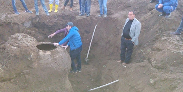 Pullukla tarla sürerken Bizans küpü buldu