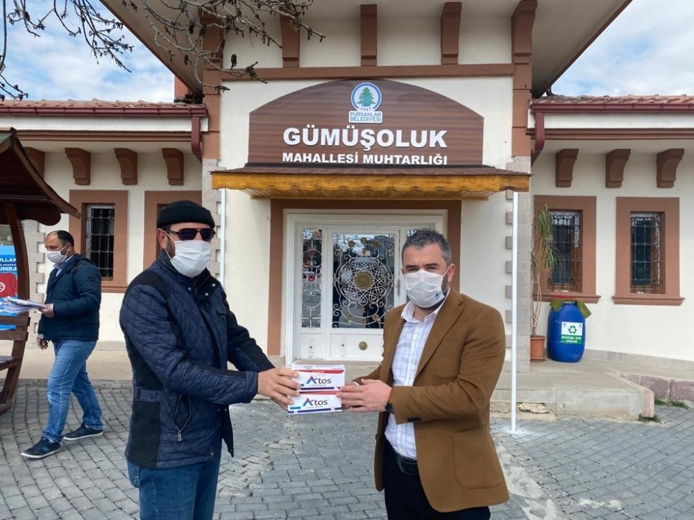 Pursaklar Belediye Başkanı sokak sokak maske dağıttı 