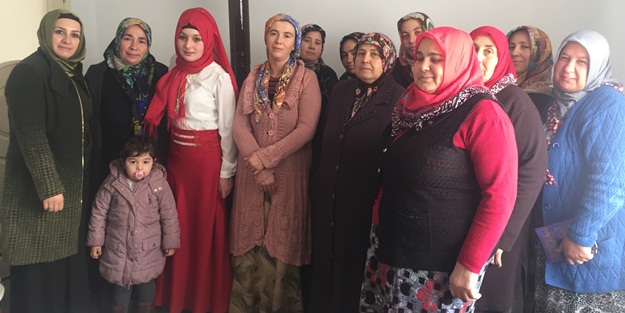Pursaklar Belediyesi Hanım Evleri üyeleri ev ev gezip hizmetleri anlatıyor