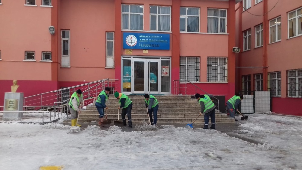 Pursaklara yağan kar hayatı felç edemedi 