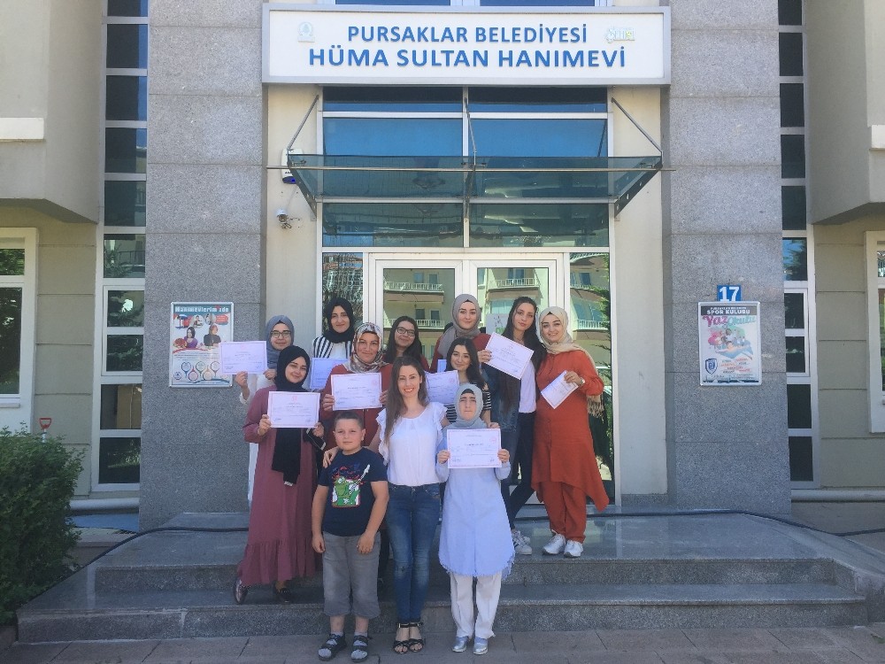 Pursaklar’da pastacılık ve işaret dili kursiyerleri sertifikalarını aldı 
