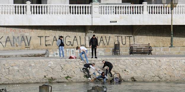Pusetteki bebeğiyle nehre düştü