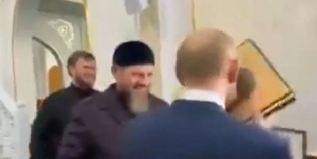 Putin 13 yıl sonra Çeçenistan'da! Putin kendisine hediye edilen Kuran-ı Kerim’i öptü! Dikkat çeken kare