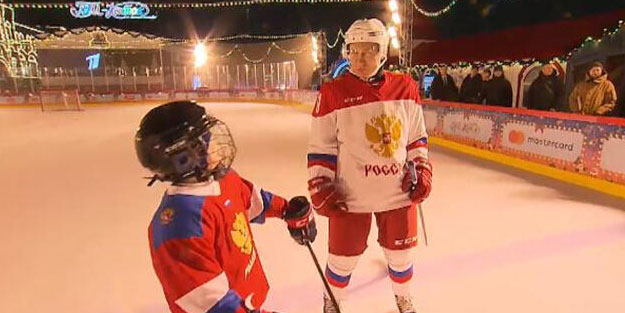 Putin 9 yaşındaki çocukla buz hokeyi oynadı