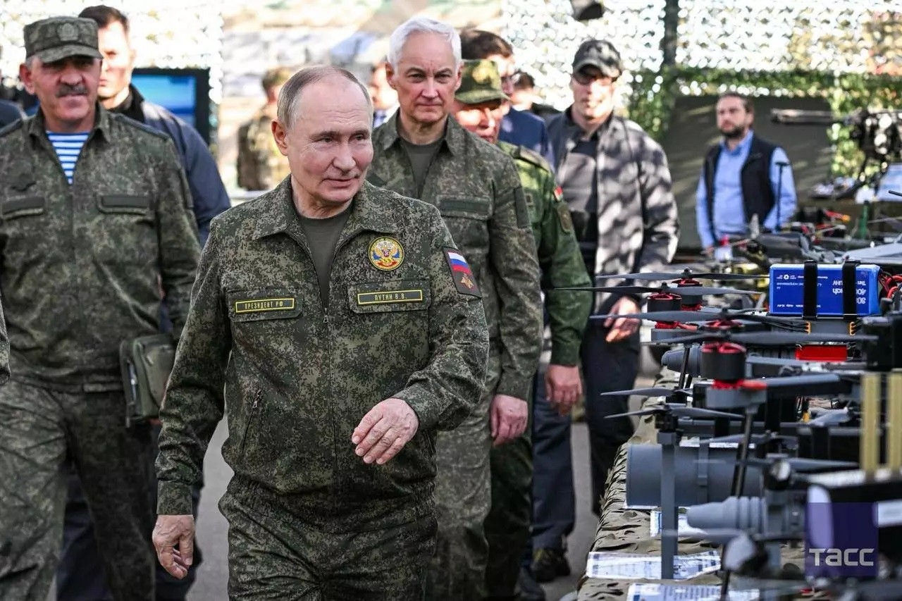 Putin askeri üniformayla "Zapad-2025" tatbikatını takip etti