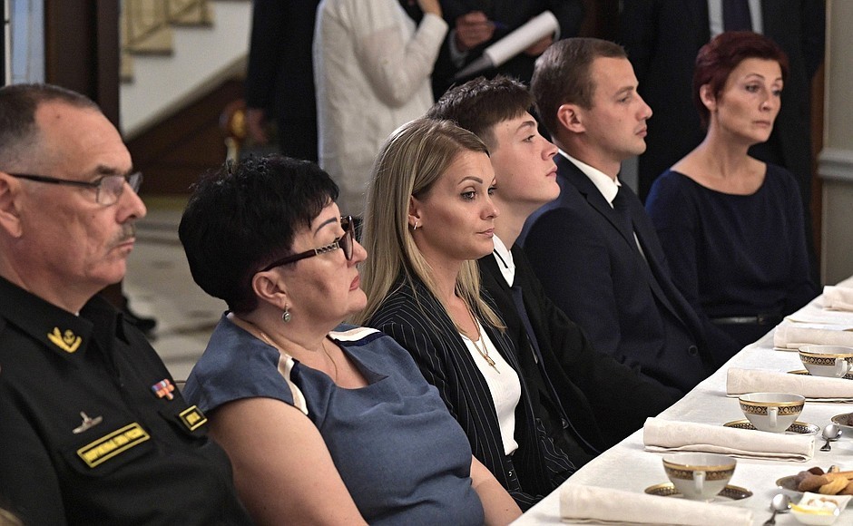 Putin, denizaltı faciasında ölen 13 mürettebatın aileleri ile bir araya geldi 