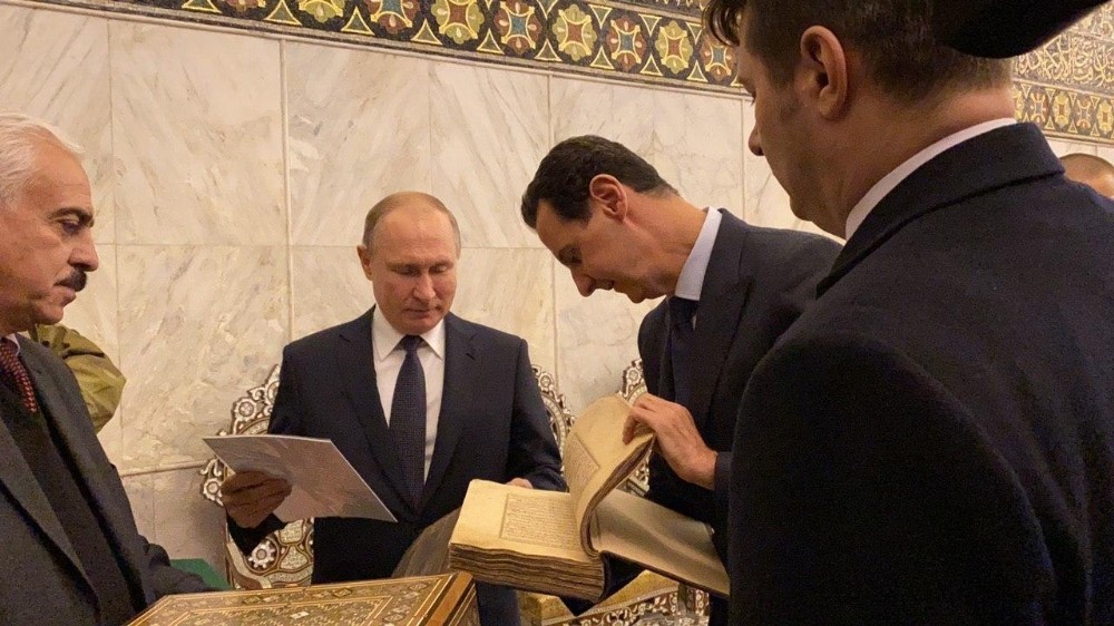 Putin, Emevi Camii’nde Kur’an-ı Kerim’i inceledi 