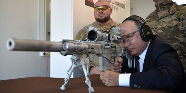Putin kalaşnikofla şov yaptı! 600 metreden 5 atış