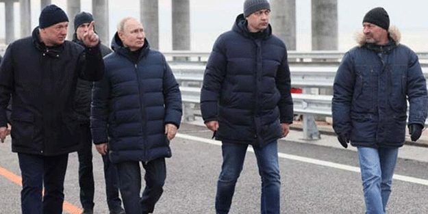 Putin Kırım köprüsü üstünde gövde gösterisi yaptı! Üzerindeki montun fiyatı mesajın önüne geçti
