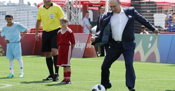 Sahaya inen Putin, Casillas'a şut çekti