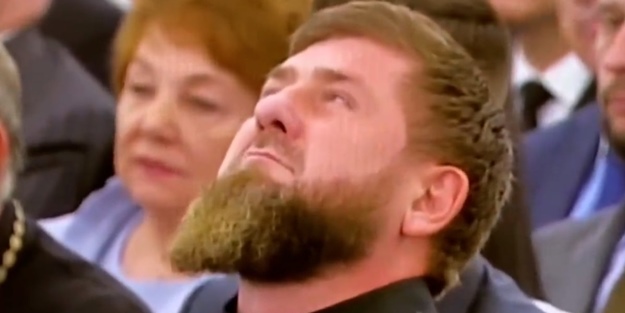 Putin konuşurken Rus kuklası Kadirov ağladı