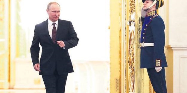 Putin neden öyle yürüyor?