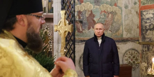 Putin, tek başına Noel ayinine katıldı