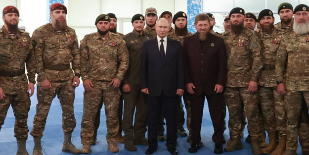 Putin Ukrayna'da savaşmaya hazırlanan Çeçen birliklerini denetledi! Putin yıllar sonra Kafkasya'ya gitti