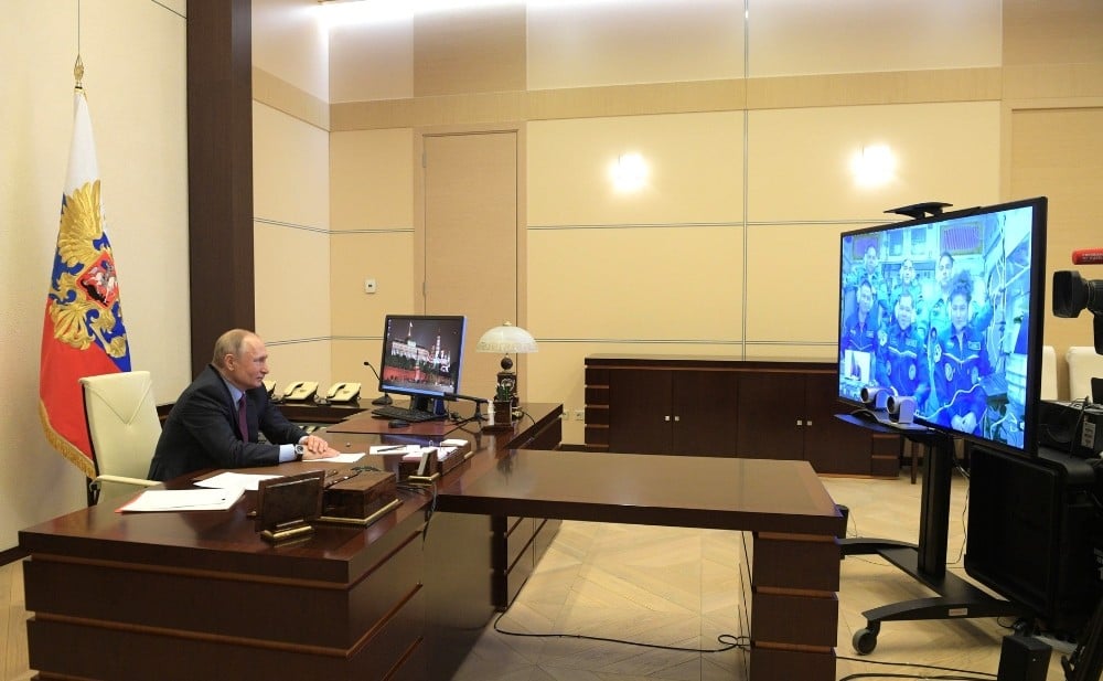 Putin, uzaydaki kozmonotlarla canlı bağlantı ile görüştü 