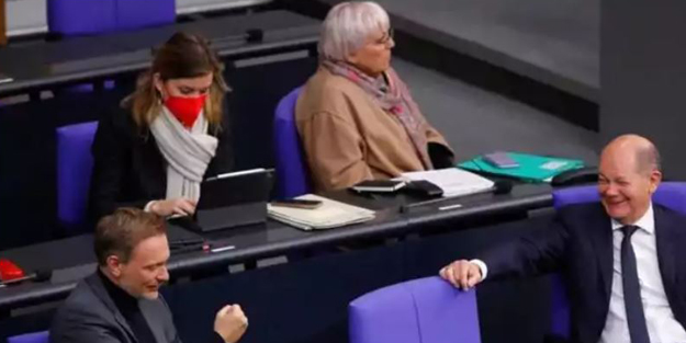 Putin vanaları kapattı Alman vekiller Meclis'te dondu! Paltolu görüntü Rusya'da dalga konusu oldu