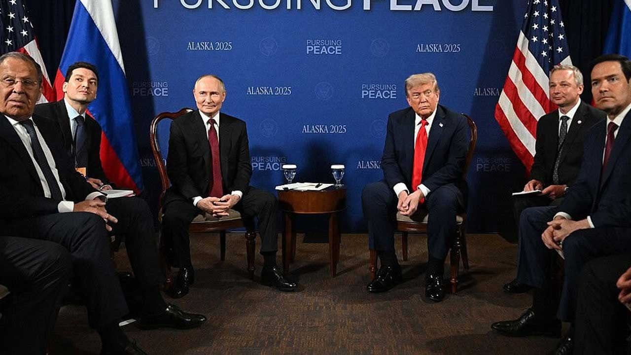 Putin ve Trump'tan uzun görüşme! Savaş sona mı eriyor?