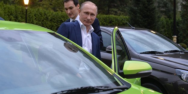 Putin yerli otomobili test etti!