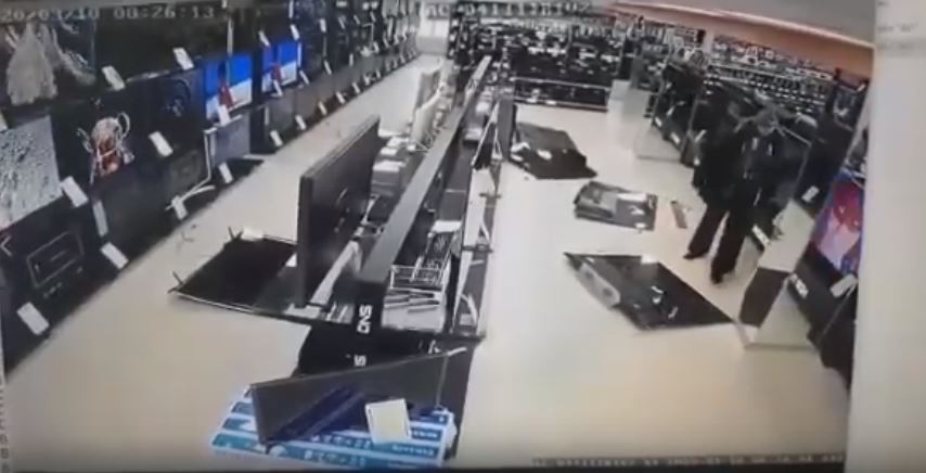 Putin’e sinirlenip çekiçle mağazadaki televizyonları kırdı 