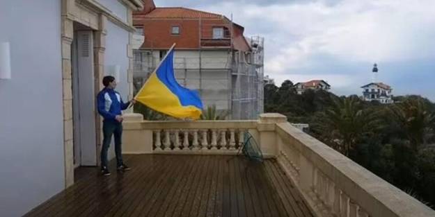 Putin'in kızının evine baskın! Ukrayna bayrağı diktiler