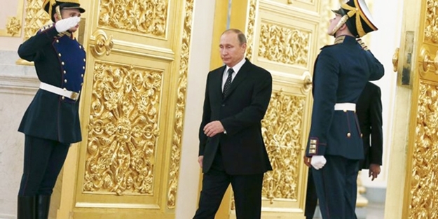 Putin'in yürüyüşündeki sır ortaya çıktı