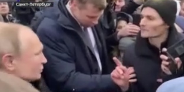 Putin'in zor anları! Parmağını sallayarak...