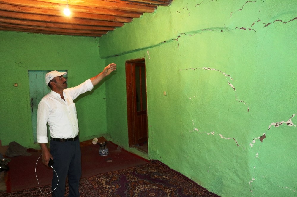 Pütürge’de 5 büyüklüğündeki deprem evlerde hasara yol açtı 