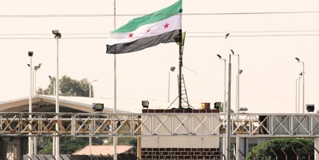 PKK uzantısı PYD, parasızlıktan ÖSO bayrağı çekmiş