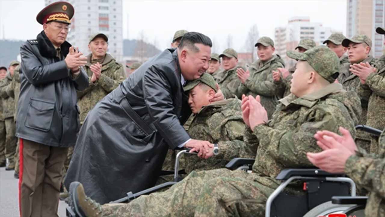 Pyongyang’da dikkat çeken tören! Kim Jong-un askerleri karşıladı