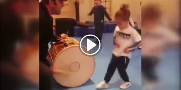 Q7'nin oğlu halay çekmeyi öğreniyor