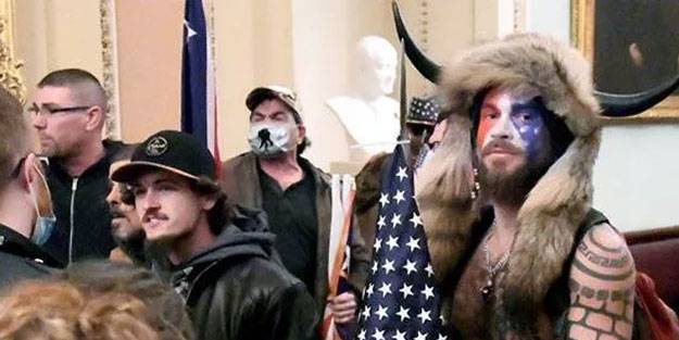 QAnon Şamanı suçunu kabul etti