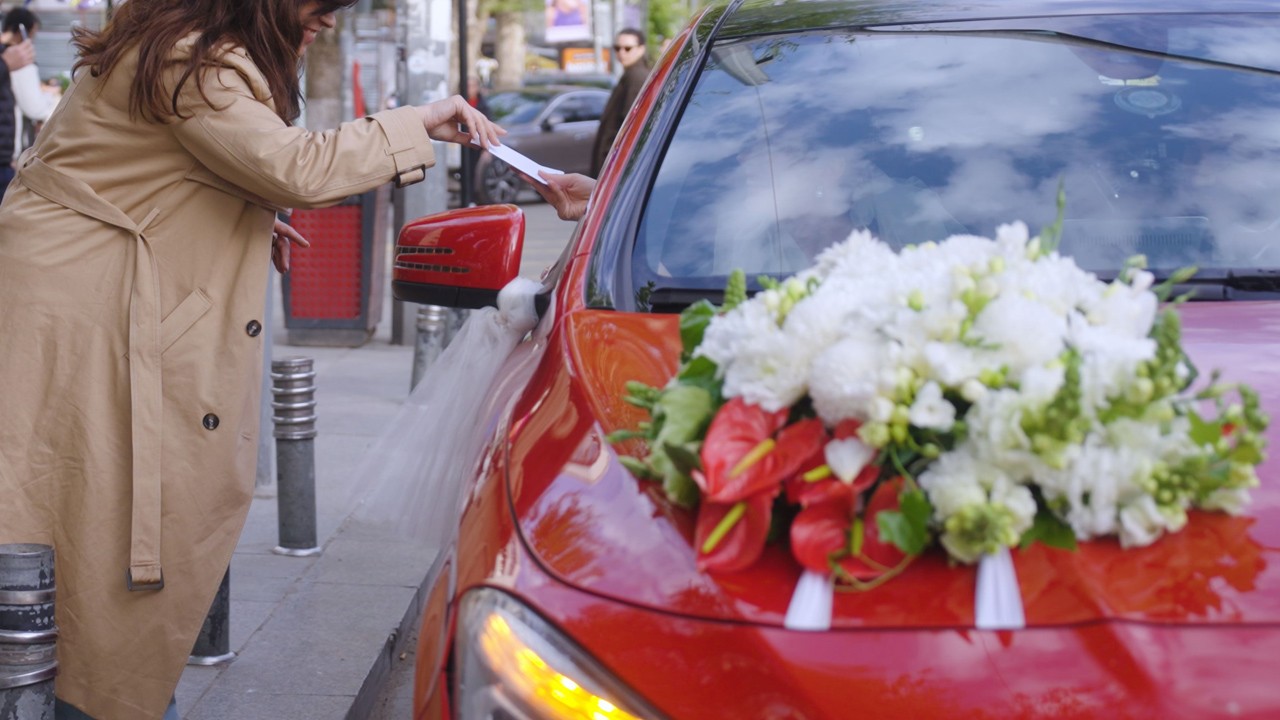 QR kodunu okutan evleniyor mu? MediaMarkt bu kez gelin arabasıyla geldi!