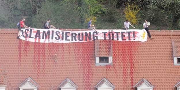 Hristiyanlar, Camiyi işgal etti!