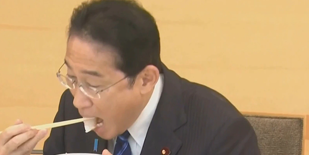 Radyoaktif suyu okyanusa boşaltmışlardı! Tepki çeken Başbakan canlı yayında balık yedi