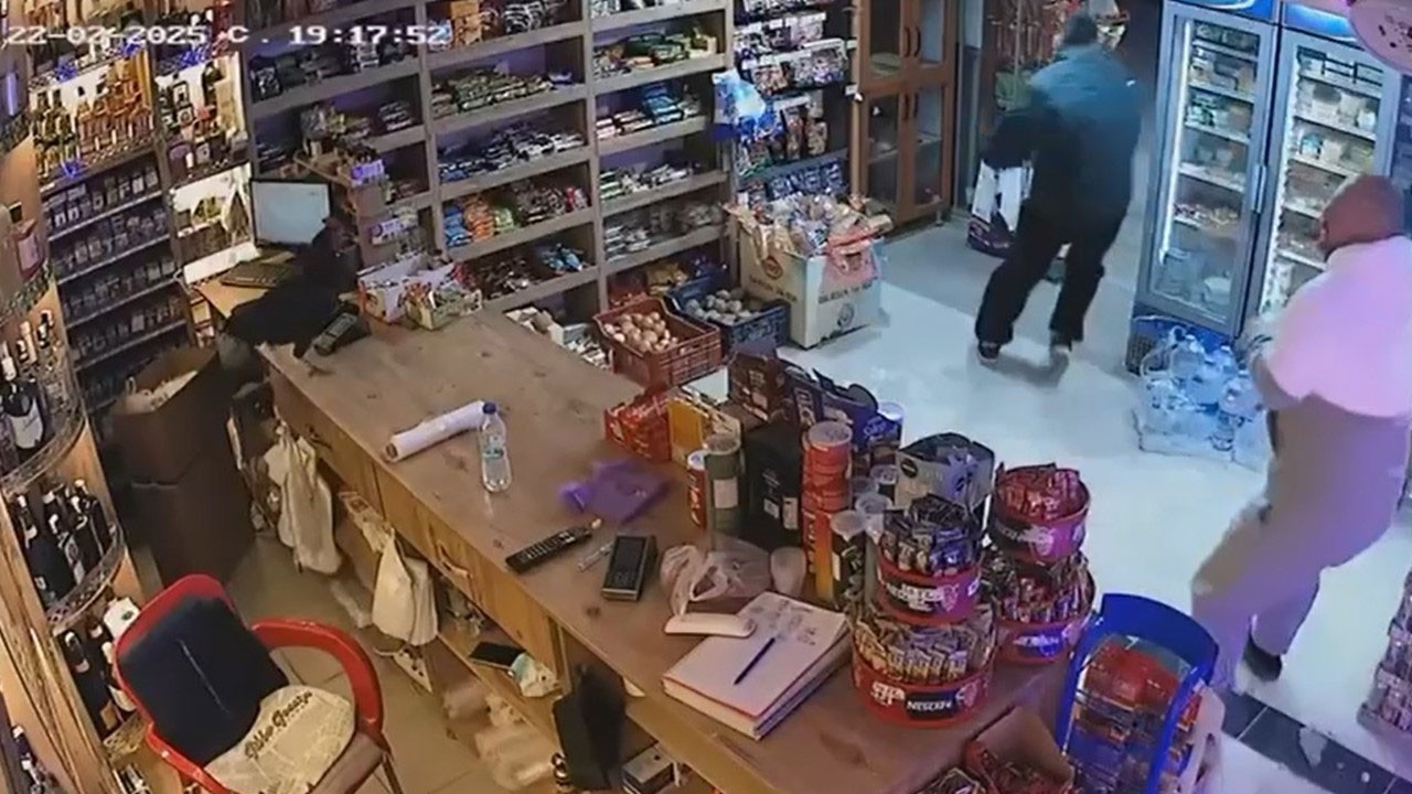 Rafları karıştırdı, çalışanı pes ettirdi! Markette tavuk alarmı