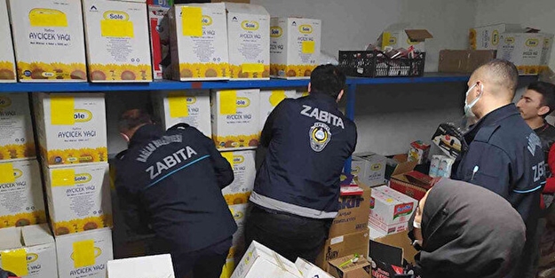 Raftan kaldırıp depoya saklamışlar! Yağ stoklayan marketlere gece baskını