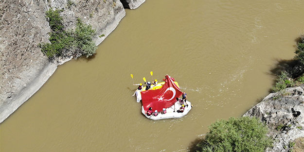 Raftingciler Başbağlar şehitlerini Karasu'da andı