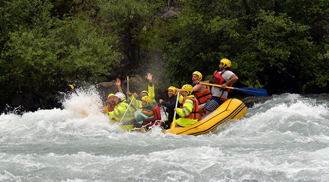 Raftingciler Munzur Çayı'nda yılın ilk küreğini çekti