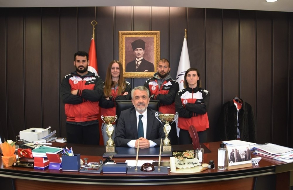 Ragbiciler kupayı Rektör Bilgiç’e takdim etti 