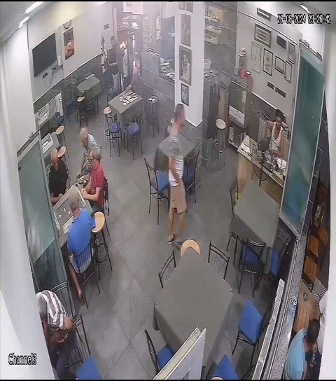 Rahat tavırlarıyla kahvehaneye giren şahıs, işletmeciyi böyle bıçakladı