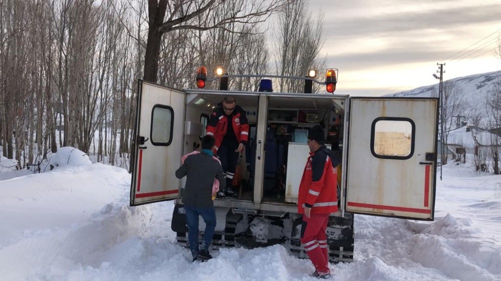 Rahatsızlanan 2 kardeş için karlı yollar aşıldı 